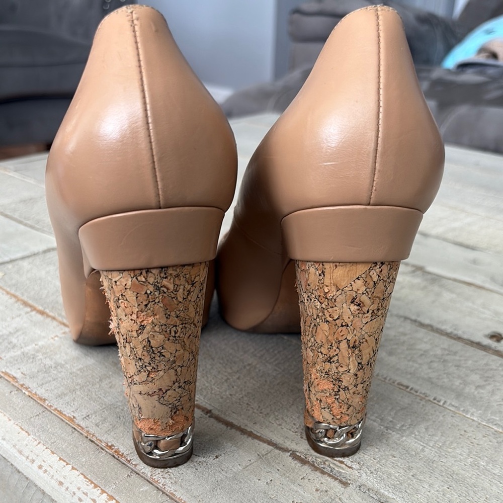 CHANEL Tan Heels Sleek Patent Leather Design - Picture 4 of 7